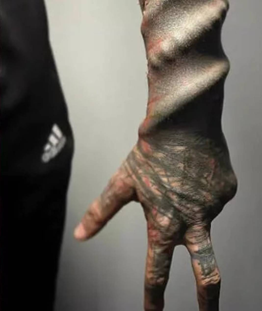 Siyah bir uzaylıya benzemek için kulaklarını, burnunu ve üst dudağını aldırdı! Bu fotoğrafları çocuklar görmesin! 8